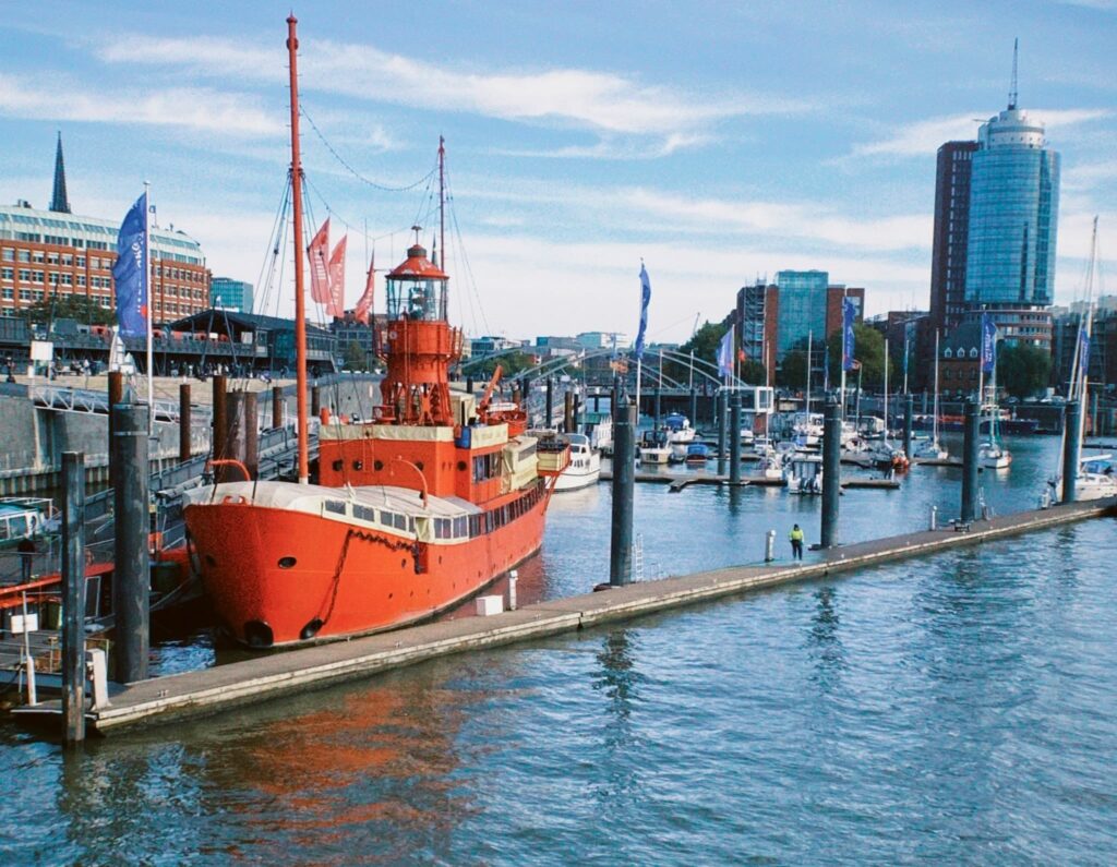 Rotes Boot in der Hafencity