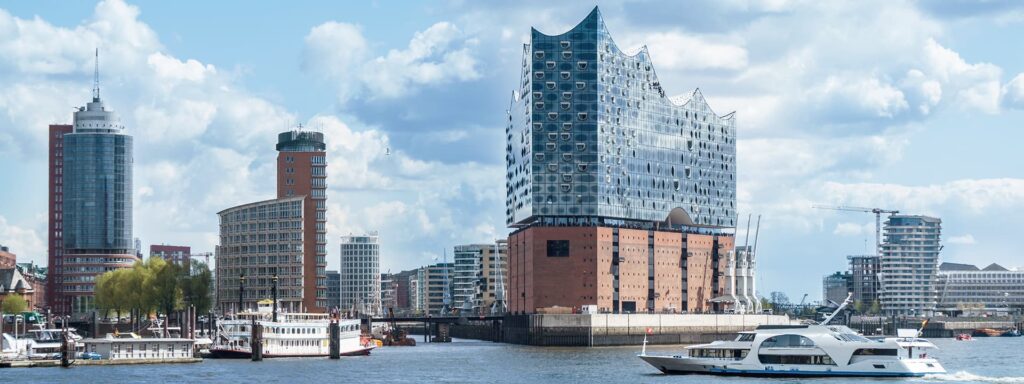 Schnelles Motorboot in der Hafencity